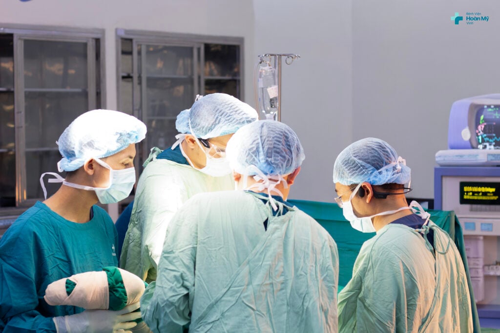 Phẫu thuật thay khớp háng thành công cho trường hợp cụ bà 102 tuổi