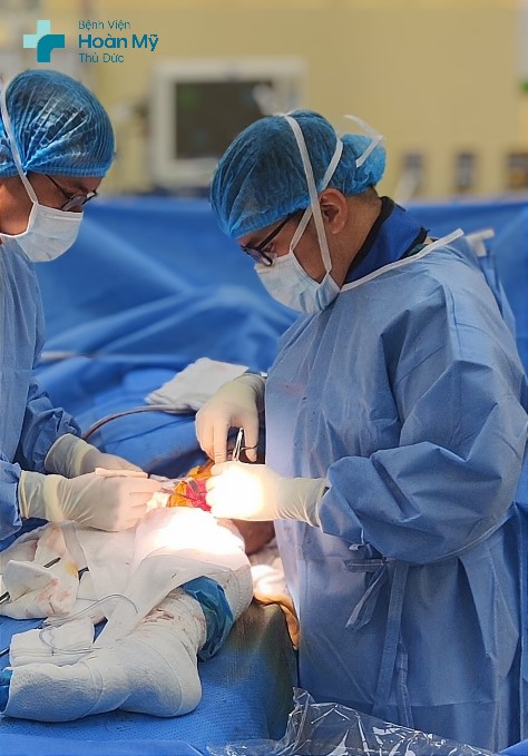 ThS. BSNT Nguyễn Văn Quốc Tuấn cùng ekip đang thực hiện ca mổ gãy xương đùi