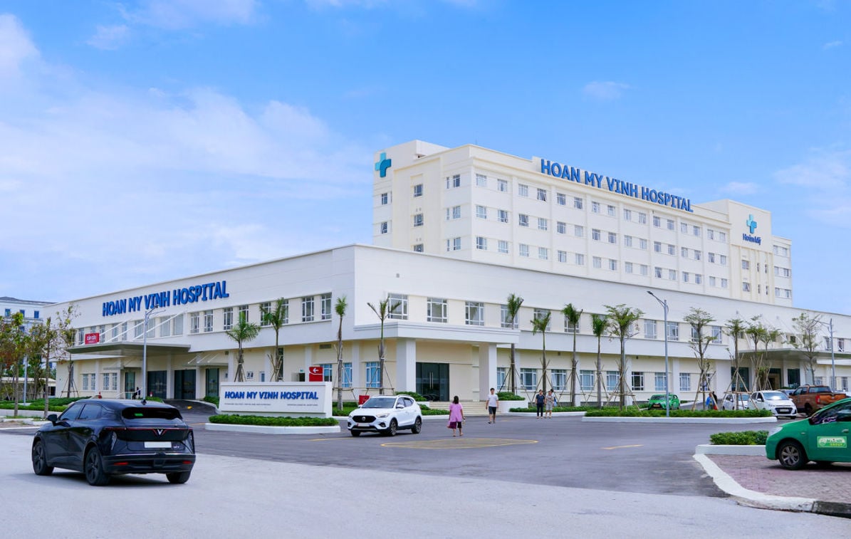 Nghệ An: Bác sĩ bế con đi dạo, kịp thời cứu sống người đàn ông đột quỵ trên sân bóng