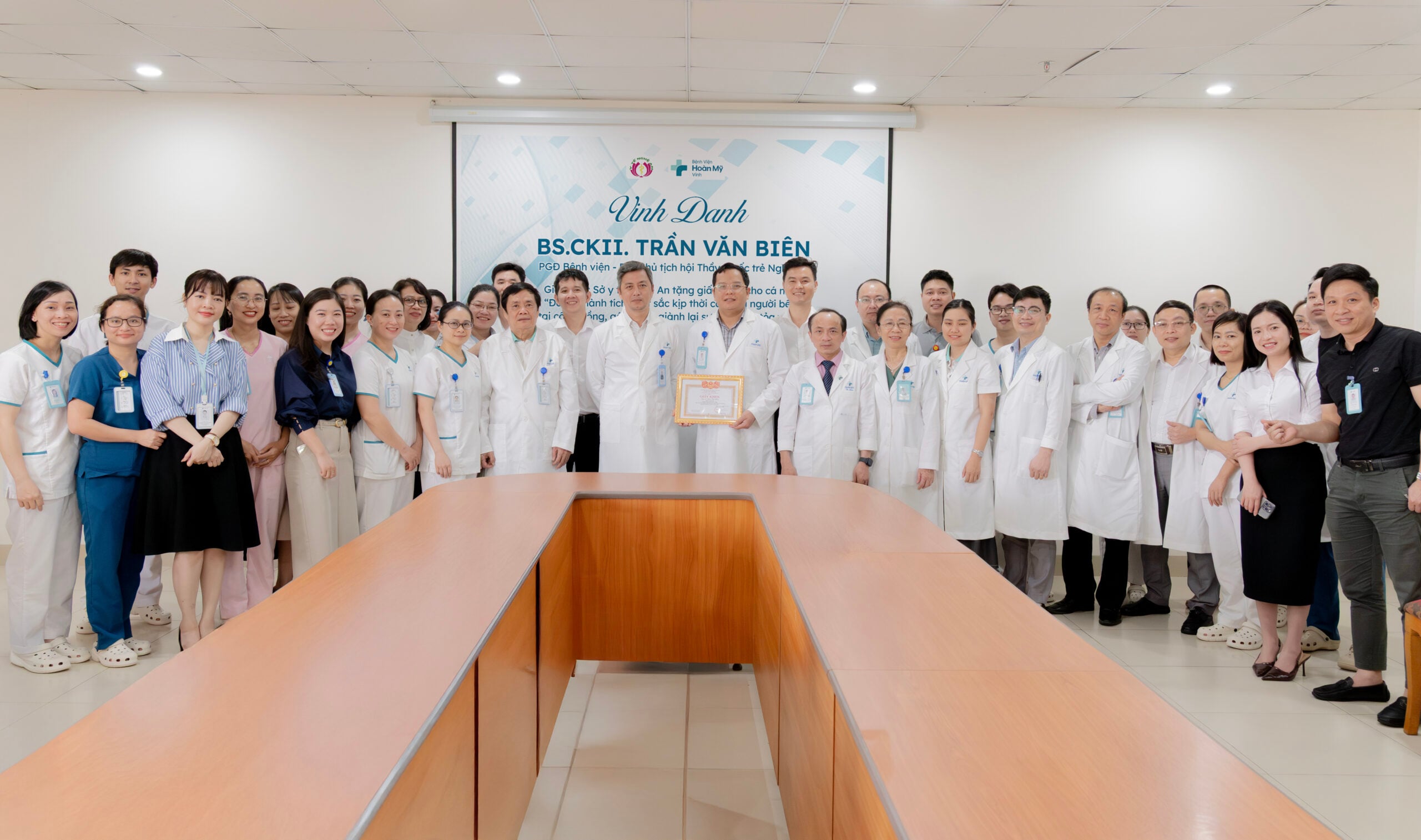 Bác sĩ Trần Văn Biên – PGĐ Bệnh viên Hoàn Mỹ   Vinh được vinh danh vì hành động cứu người kịp thời ngoài cộng đồng